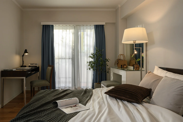 広々としたアパートで、自分だけのホームオフィスを実現